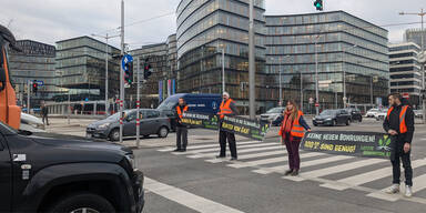 Klima-Kleber blockieren gleich drei Wiener Verkehrsknotenpunkte