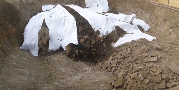 Sprengung in Urfahr: Steinbrocken flogen 150 Meter weit in Gärten