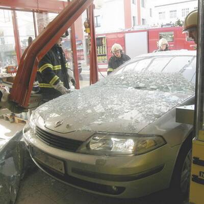 Auto kracht in Supermarkt