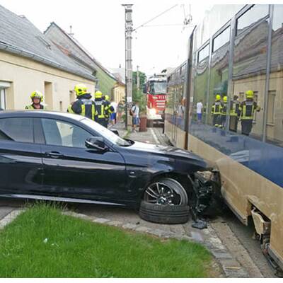 Von Badner Bahn erfasster Pkw brachte Hausmauer zum Einsturz