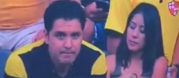 Paar küsst sich - aber etwas stimmt hier nicht