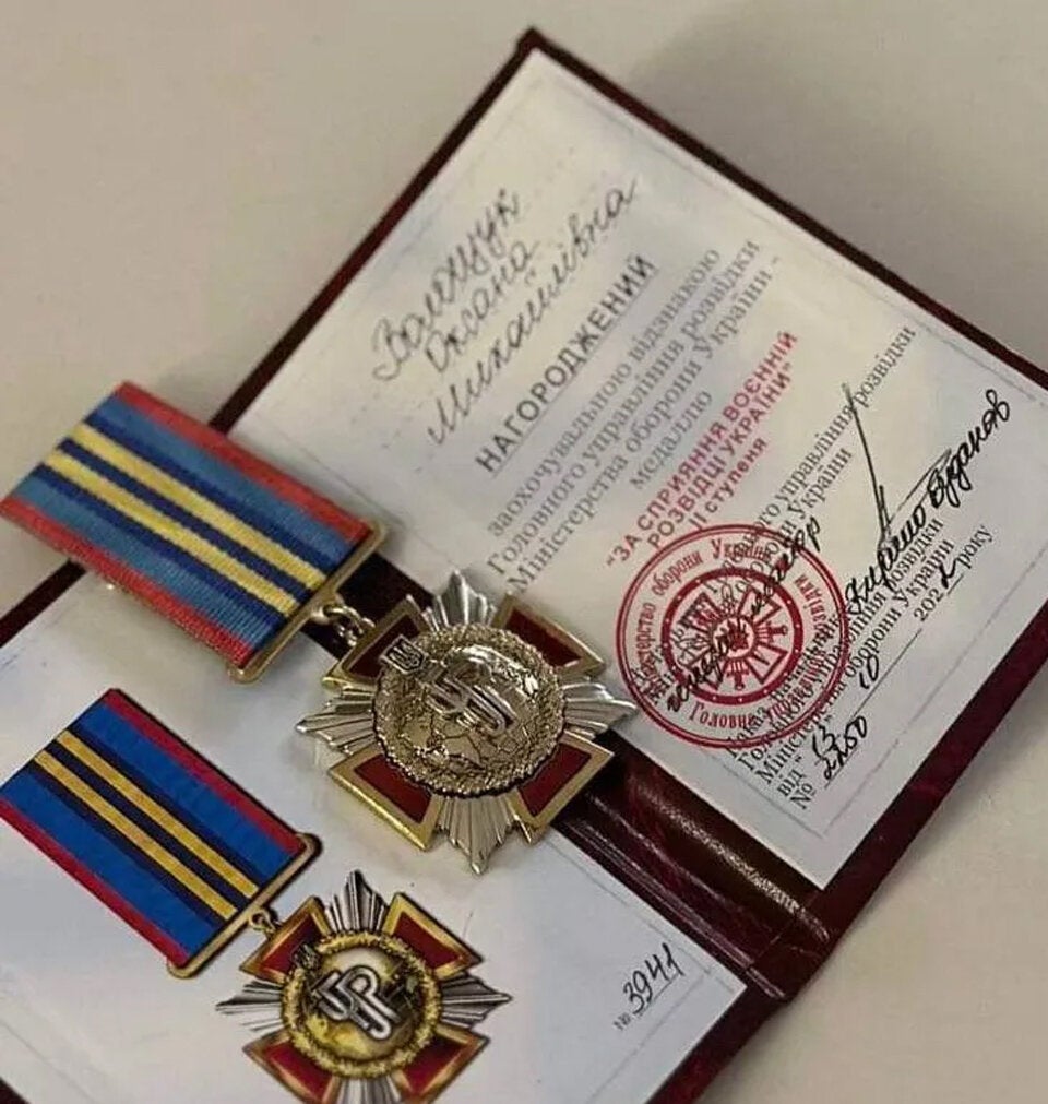 Rätsel um Geheimdienst-Orden für Erotikmodel