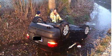 Pkw landete mit Dach in Bachbett