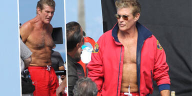 David Hasselhoff wieder in roter Badehose