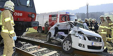 Zug fährt in Pkw - Zwei Tote