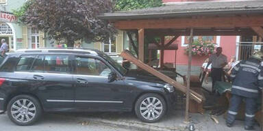 Pensionistin rast mit Mercedes in Gastg&auml;rten