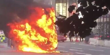 Doppeldecker-Bus fängt Feuer