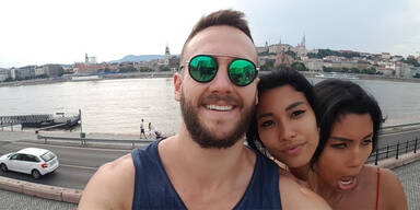 Pärchen macht Urlaubsselfie – aber etwas stimmt hier nicht