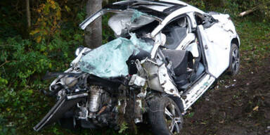 23-J&auml;hrige kracht in dreieinhalb Meter H&ouml;he gegen Baum