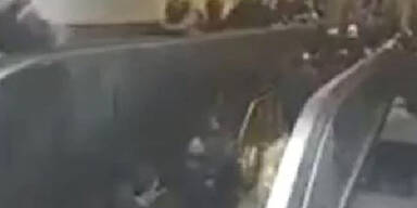 Schockvideo: Rolltreppe verschluckt Mann