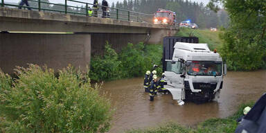 Unwetter Dobersberg Lkw in Thaya
