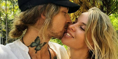 Shitstorm: Instagram-Star 'macht Liebe' neben ihrem Baby