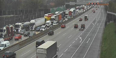 Mega-Stau auf der A2 nach Massen-Crash | Neun Pkw und ein Lkw
