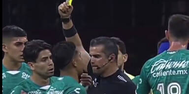 Schiri rammt Spieler Knie in den Unterleib