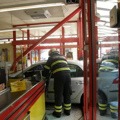 Auto kracht in Supermarkt