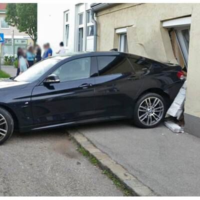 Von Badner Bahn erfasster Pkw brachte Hausmauer zum Einsturz