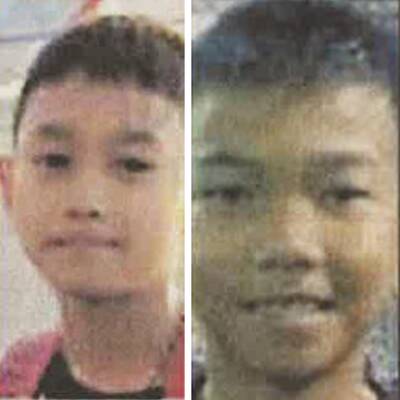 Sompong Jaiwong (13),  großer England-Fan (li.) und Mongkol Boonpiam  (14), noch neu im Team (re.).
