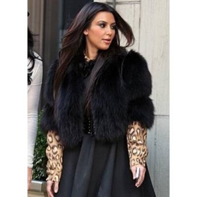 Kim Kardashian besitzt Fell in allen Farben und Variationen