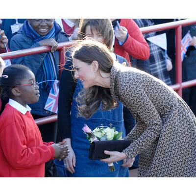 Kate Middleton in einem Orla Kiely Mantel um 270 Euro 