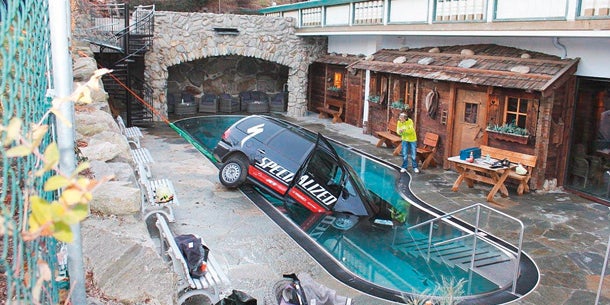 Pkw stürzte in Tirol in Schwimmbad