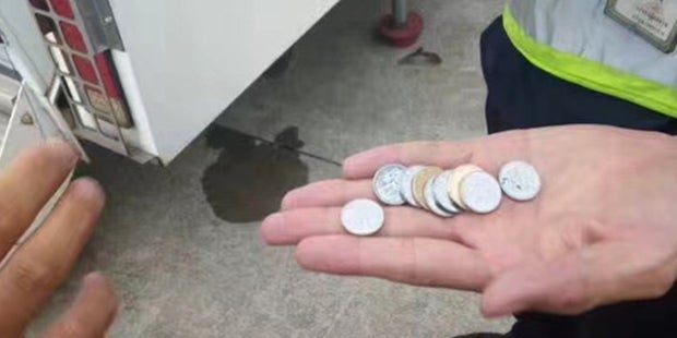 Frau wirft Münzen in Flugzeug-Turbine