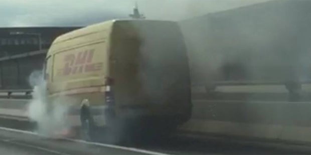 Tangente: Lieferwagen geht in Flammen auf
