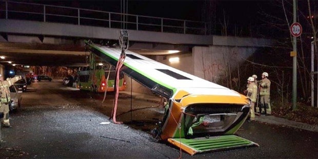 Brücke rasiert Doppeldecker-Dach ab