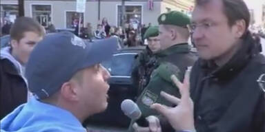 Muslim pöbelt gegen rechten Demonstranten