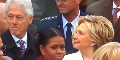 Hier ertappt Hillary ihren Bill