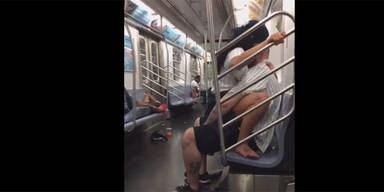 P&auml;rchen tr&ouml;stet sich mit U-Bahn-Sex