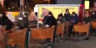 Italiener st&uuml;rmen in der Nacht die Superm&auml;rkte