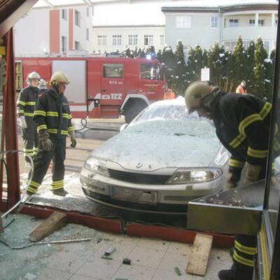 Auto kracht in Supermarkt