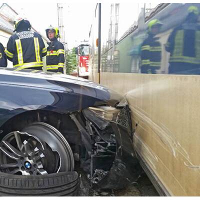 Von Badner Bahn erfasster Pkw brachte Hausmauer zum Einsturz