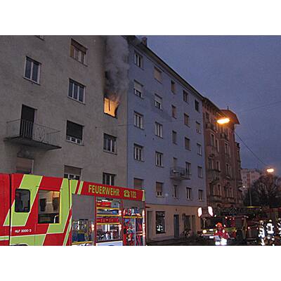 Wohnhausbrand in Plüddemanngasse