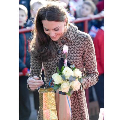 Kate Middleton in einem Orla Kiely Mantel um 270 Euro 