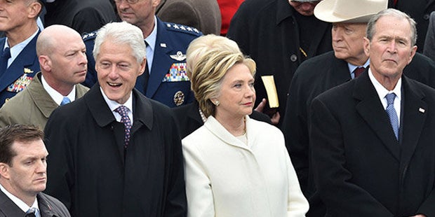 Hier ertappt Hillary ihren Bill