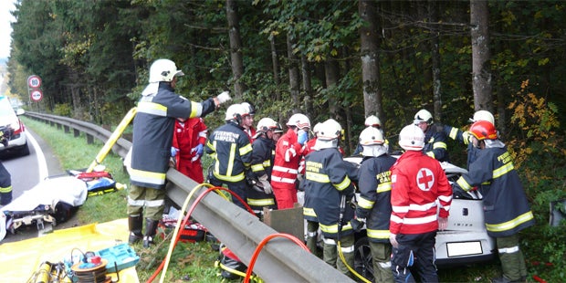 23-Jährige kracht in dreieinhalb Meter Höhe gegen Baum