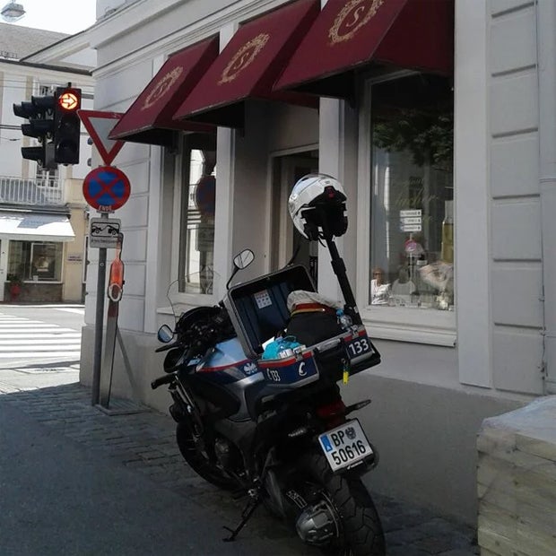 Polizei vor Hotel Sacher