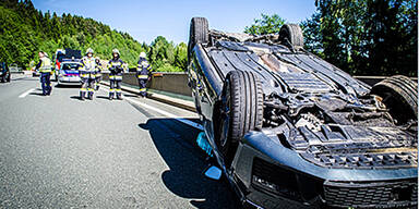 Spektakul&auml;rer Pkw-&Uuml;berschlag auf der A2