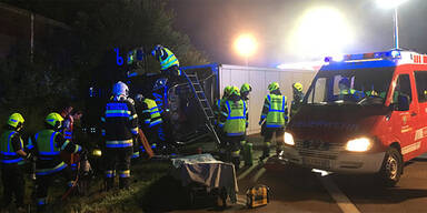 Sattelzug auf S&uuml;dautobahn umgekippt
