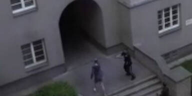 Mann droht und sticht Opfer mit Spritze