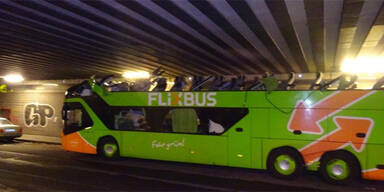 Br&uuml;cke rasiert Doppeldecker-Dach ab