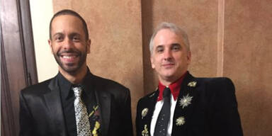 Anwalt &uuml;berrascht mit Weihnachts-Anzug