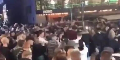 Vor Mini-Lockdown: Briten feiern wilde Corona-Party