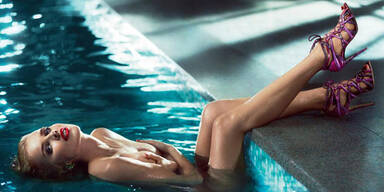 Eva Herzigova nur mit Schuhen bedeckt