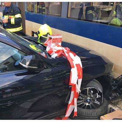 Von Badner Bahn erfasster Pkw brachte Hausmauer zum Einsturz