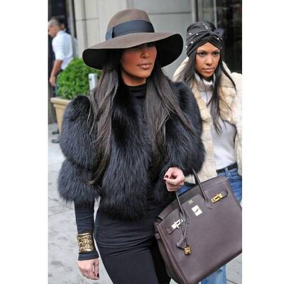 Kim Kardashian besitzt Fell in allen Farben und Variationen