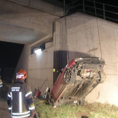 Stehendes Unfallauto