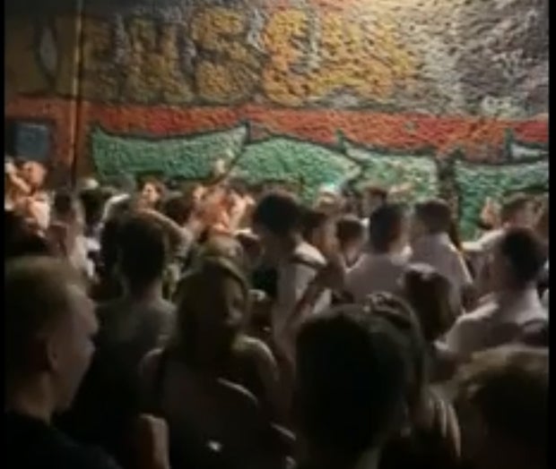 Mega-Party: Hunderte feiern am Donaukanal
