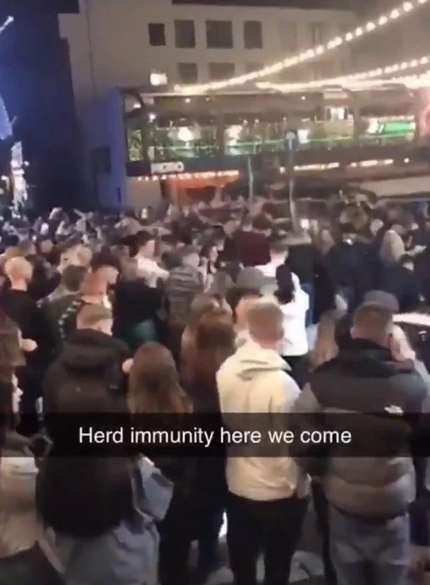 Vor Mini-Lockdown: Briten feiern wilde Corona-Party